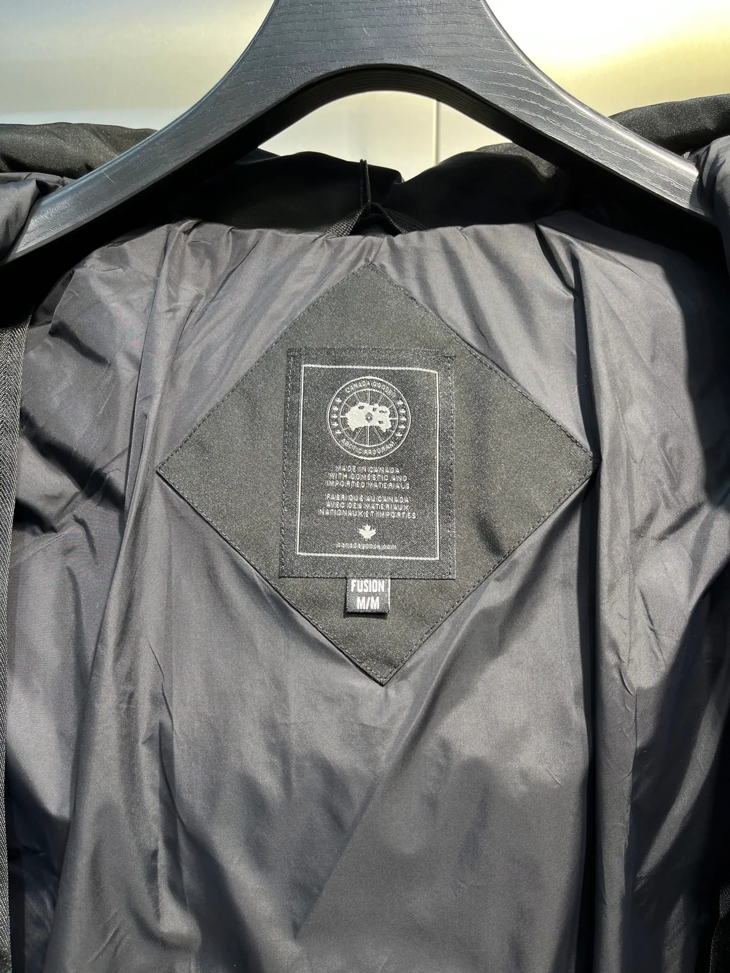 P860 Canada Goose Canada # Expedition04 Parker, a treasure of Canadian origin! Limited supply worldwide! Canada Goose Model 04 is a top-notch couple model, polar cold-proof outdoor series fur collar detachable hooded parka down jacket, the first Goose in 2024. I hope my partners like the top quality, and I hope everyone can evaluate it together! The most popular cool items of the Big Goose family in 2024 are online. The same popular product of Yi Yang Qianxi is said to be a joint limited edition Big Goose that cannot be bought in autumn and winter. If you dislike the sameness of the Big Goose in the past, then this model will definitely give you a different experience! This year's most powerful couple's collection for autumn and winter is online, a top-notch luxurious ready-to-wear style, paired with an outdoor warm down jacket with great style and charm! The most standard and classic items of the Daye family in the past two years are equipped with unique reflective stripes for embellishment, which further shows the high-end fashion performance effect. With the embellishment of hardware buckles, it has excellent performance effect. The upper body is clean, simple and elegant, even for urban leisure. It is suitable for various occasions. Designed with large pockets, this model has a large capacity and is equipped with reflective stripes, making it safer at night. It is suitable for various adventure activities. It is made of windproof and waterproof technical materials. The interior is filled with full white duck down, which is absolutely cold-proof and warm. It also has a stand-up collar design and fine fluff at the collar, with meticulous attention to detail! The charm of this model is also more spiritual, and the upper body has more temperament and specifications. It perfectly shows the ultra-high standard of fashionable performance of this model, integrating outdoor and life, and you can even create high-street wear! The most pinnacle limited-edition goose that we have presented so far, both in terms of design and detailed materials, it is completely outstanding. The grand and evergreen version design is matched with cool reflective elements. The overall appearance can be said to be quite high, and it has that kind of powerful outdoor performance! It combines high-end casual attributes with high-street style. It is high-grade, domineering, warm, and beautiful. The visibility of the upper body is quite strong, and the configuration of the owl element is highly brand-recognizable. It fully complements the overall brand performance and visual effects, and also has the high-end sense of fashion and fashionable performance. It is a must-buy product because it is the most awesome down brand on the planet and one of Canada's three national treasure brands. It is also a sentimental down luxury brand. In the field of polar cold-proof clothing, Goose has made an irreplaceable contribution... Size: xs s m l xl